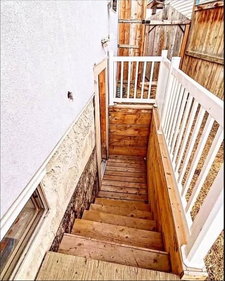 Martin Crossing Green: entrance stairs